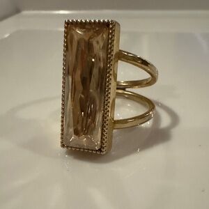 Elegant Gold Ring with Rectangular Gemstone